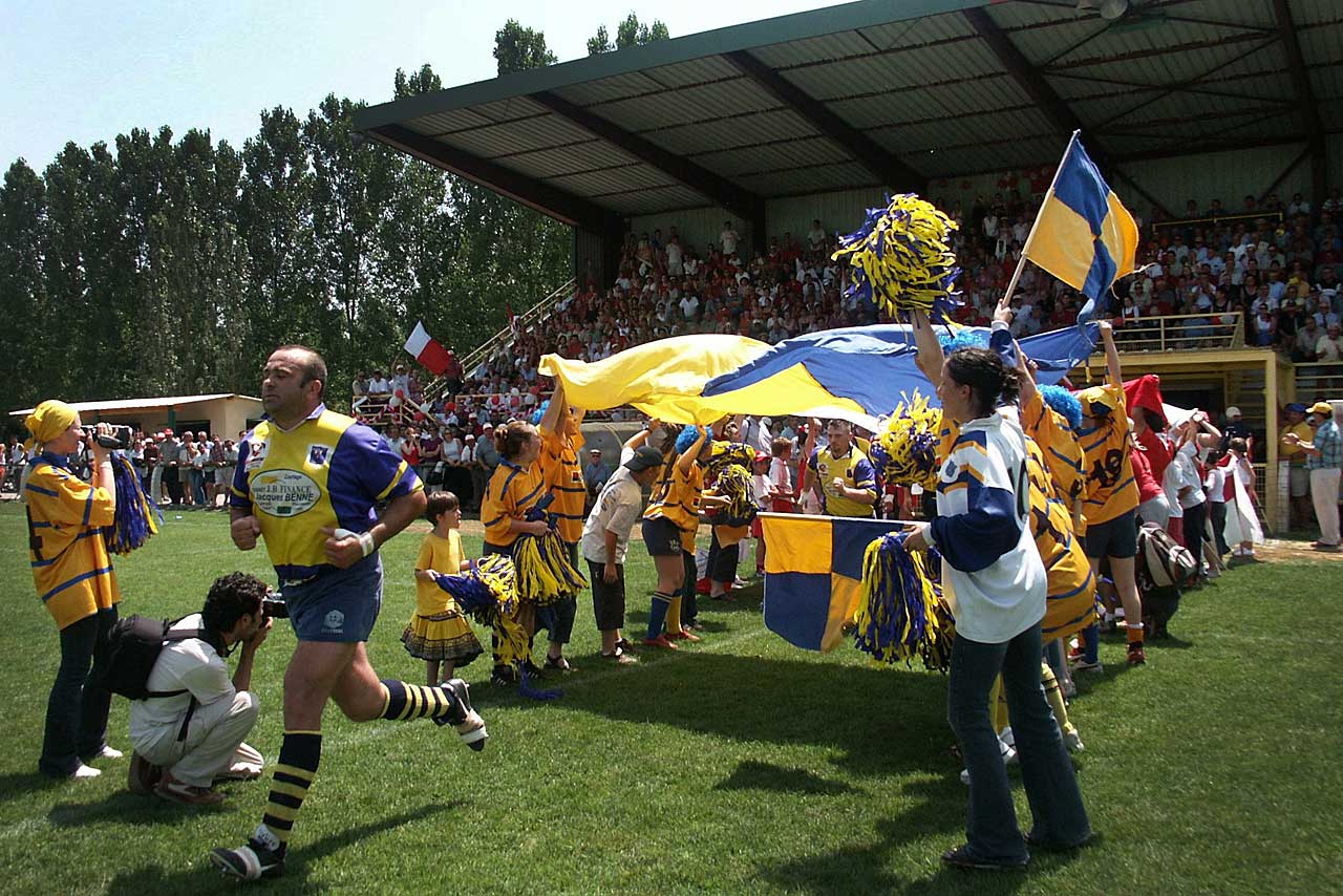 Les Jaune et Bleu sont dans la dernière ligne droite, sous les vivats des pom-pom girls. - | Mémoire de Villeréal © Jean-Paul Épinette.