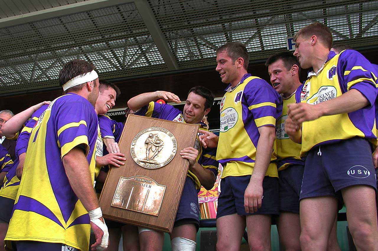 À son tour, l'équipe première est sacrée champion du Périgord-Agenais Honneur. L'USV réalise un prestigieux doublé ! -  | Mémoire de Villeréal © Jean-Paul Épinette.