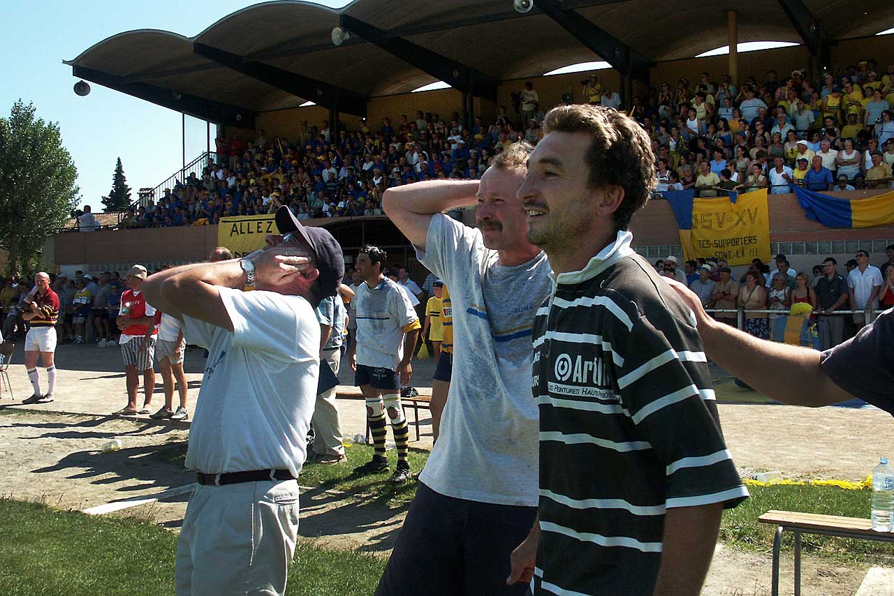 Dernières secondes, Bédarieux manque le coup de pied de l'égalisation ! C'est in-croy-able ! Villeréal est Champion de France !!! - | Mémoire de Villeréal © Jean-Paul Épinette.