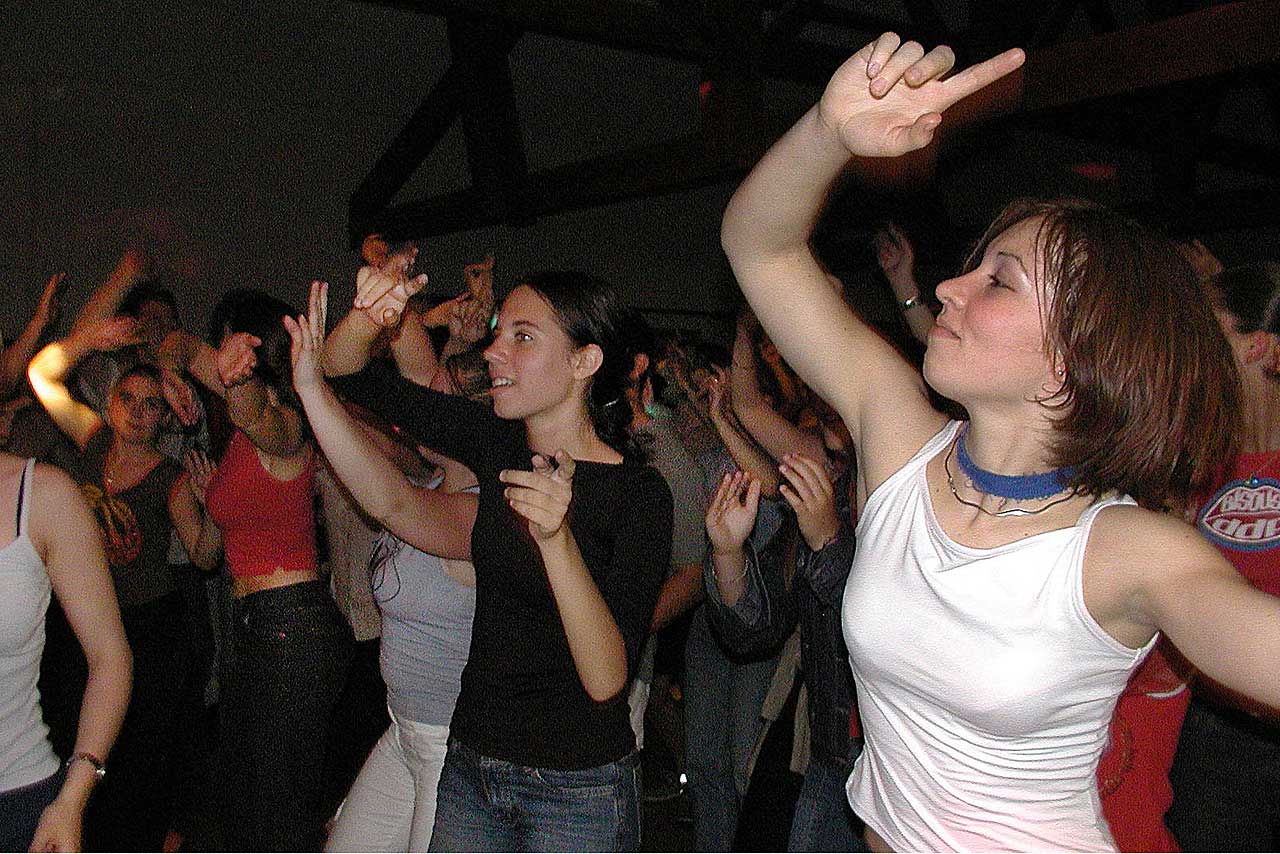Jouer, aimer, chanter, boire et danser... la fête fut totale et dura jusqu'au lendemain matin... - | Mémoire de Villeréal © Jean-Paul Épinette.