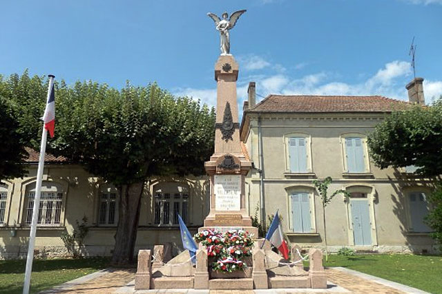 Sur le Monument aux Morts les noms des 12 Villeréalais tués dans les combats en 1914...|| Mémoire de Villeréal © Jean-Claude Petitpas. Sur le Monument aux Morts les noms des 12 Villeréalais tués dans les combats en 1914...|| Mémoire de Villeréal © Jean-Claude Petitpas.