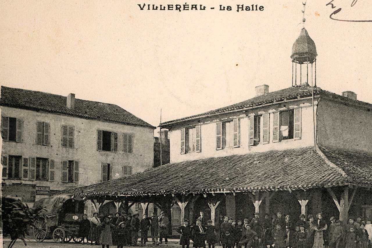 Entre 1909 et 1912, la place de la halle est transfigurée. Ici, à gauche, l'ancien couvent avec ses trois cornières sera démoli et remplacé par le nouvel Hôtel de Ville . - | Mémoire de Villeréal, Droits réservés Entre 1909 et 1912, la place de la halle est transfigurée. Ici, à gauche, l'ancien couvent avec ses trois cornières sera démoli et remplacé par le nouvel Hôtel de Ville . - | Mémoire de Villeréal, Droits réservés