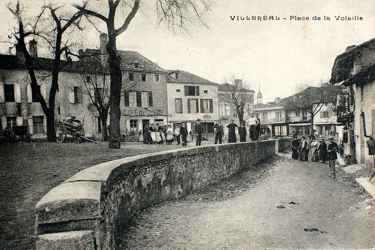 Le trannsformateur fut implanté Place de la volaille (ici en 1912), aujourd'hui Place Jean-Moulin et Rue des Martyrs-de-la-Résistance. - | Mémoire de Villeréal - Coll. Jacques Laurière Le trannsformateur fut implanté Place de la volaille (ici en 1912), aujourd'hui Place Jean-Moulin et Rue des Martyrs-de-la-Résistance. - | Mémoire de Villeréal - Coll. Jacques Laurière