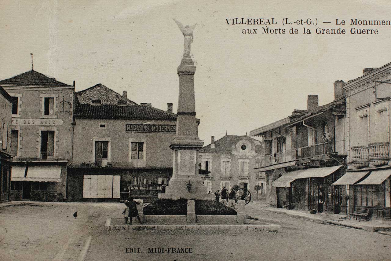 Décidé en 1918, le Monument aux Morts de la Grande Guerre ne fut achevé qu'en 1922-1923. - | Mémoire de Villeréal - Coll. Jacques Laurière Décidé en 1918, le Monument aux Morts de la Grande Guerre ne fut achevé qu'en 1922-1923. - | Mémoire de Villeréal - Coll. Jacques Laurière