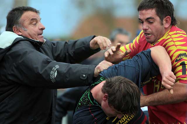 Toby Jones sauvé des griffes du pilier cypriote Lathière par le directeur du match, Ph. Larbalétrier Toby Jones sauvé des griffes du pilier cypriote Lathière par le directeur du match, Ph. Larbalétrier